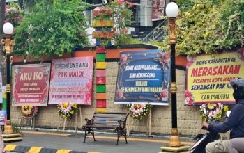 Karangan bunga berjejer di kawasan PSC Madiun sebagai bentuk dukungan moral warga kepada Wali Kota nonaktif Maidi.
