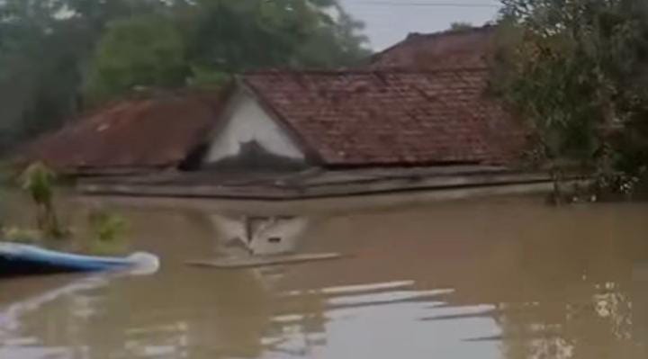 Permukiman warga di Kabupaten Karawang terendam banjir akibat luapan Sungai Citarum dan Cibeet.