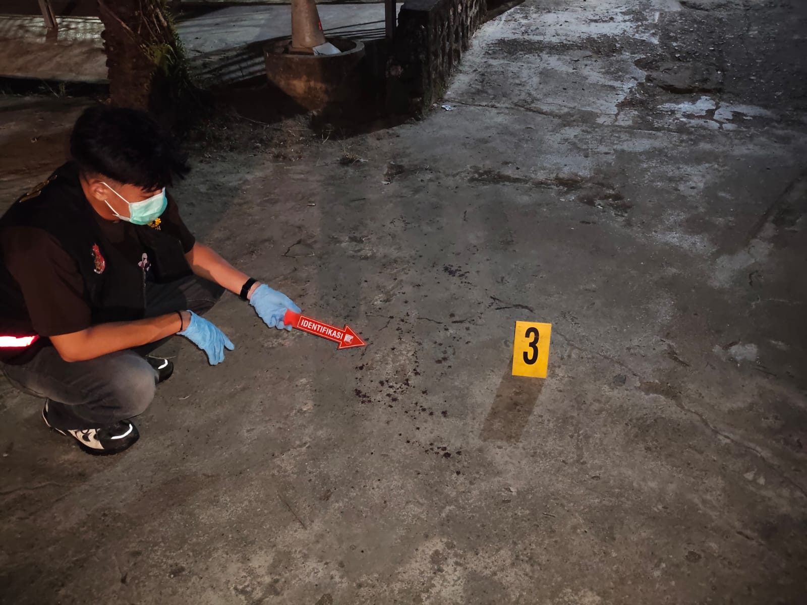 Polisi melakukan olah TKP kasus penganiayaan senjata tajam yang menyebabkan satu pemuda meninggal dunia di Tabalong
