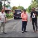 Ket Foto : Anggota DPRD Kabupaten Kapuas, H. Pahmi, S.Sos (kiri) bersama Thosibae Limin (kanan), saat mendampingi Bupati Kapuas HM Wiyatno (tengah), saat meninjau langsung infrastruktur jalan poros di wilayah Kecamatan Tamban Catur, Minggu (25/1/2026) sore. (FOTO IST)