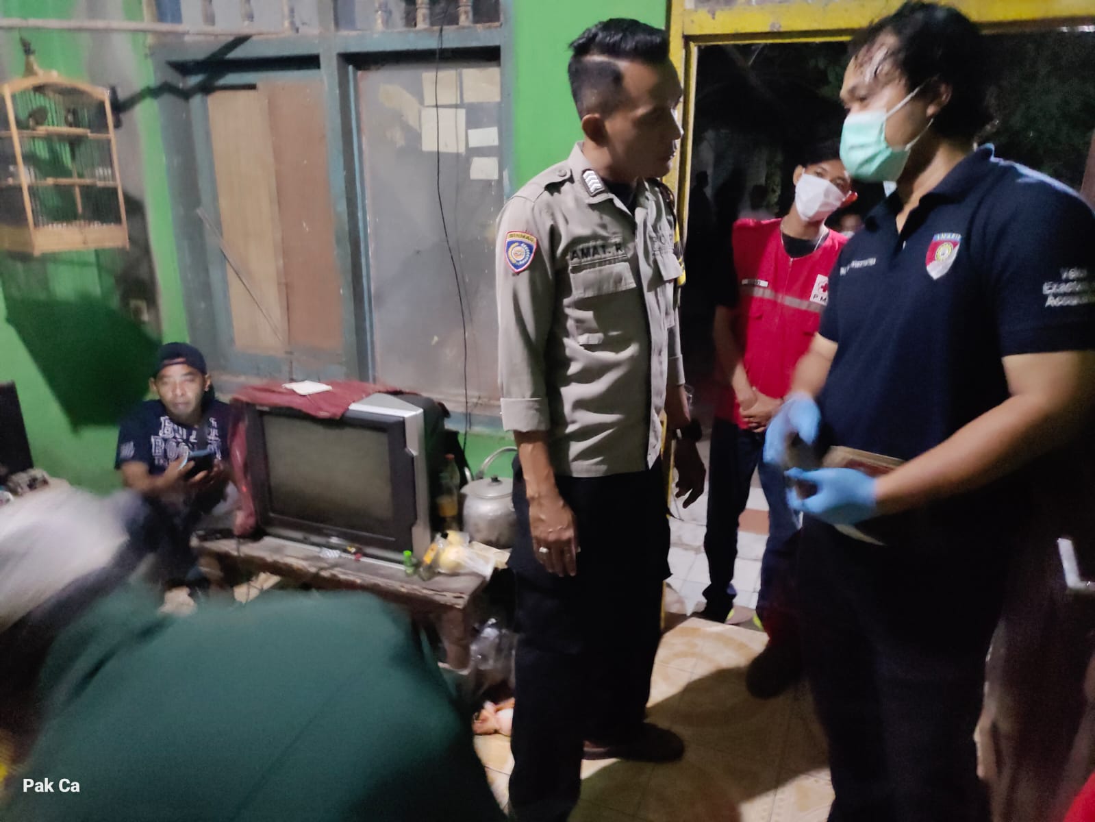 Petugas polisi memeriksa rumah tempat ibu dan anak ditemukan meninggal dunia di Kabupaten Bantul