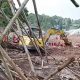 Petugas SAR gabungan mengevakuasi korban longsor di Desa Pasirlangu, Bandung Barat, Jawa Barat.