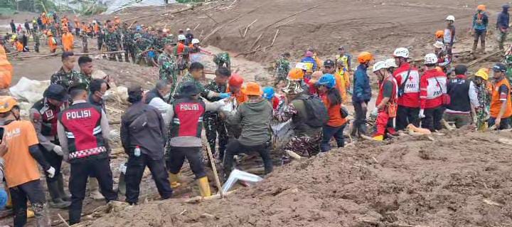 Petugas SAR mengevakuasi korban longsor Cisarua Bandung Barat pada hari kedua pencarian