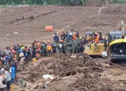 Tim SAR gabungan mengerahkan alat berat dan anjing pelacak K-9 dalam pencarian korban longsor di Cisarua Bandung Barat