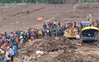 Tim SAR gabungan mengerahkan alat berat dan anjing pelacak K-9 dalam pencarian korban longsor di Cisarua Bandung Barat