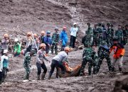 Tim SAR gabungan mencari prajurit Marinir yang hilang akibat longsor di Desa Pasirlangu, Kecamatan Cisarua, Bandung Barat
