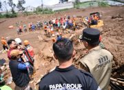 Petugas SAR mengevakuasi korban longsor Pasirlangu di Kabupaten Bandung Barat, Jawa Barat