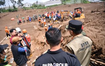 Petugas SAR mengevakuasi korban longsor Pasirlangu di Kabupaten Bandung Barat, Jawa Barat