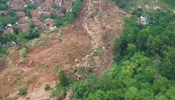 Gubernur Jabar Nilai Longsor Pasirlangu Dipicu Alih Fungsi Lahan dan Tata Ruang Keliru