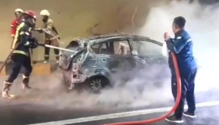 Mobil Terbakar di Twin Tunnel Tol Cisumdawu, Ford Fiesta Hangus Dilalap Api