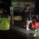 Petugas polisi melakukan olah TKP kecelakaan motor dan truk di Jalan Kebonagung Gamping Sleman