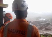 Tim SAR gabungan mencari korban longsor di Desa Pasirlangu, Cisarua, Bandung Barat di tengah hujan dan kabut tebal