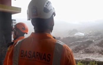 Tim SAR gabungan mencari korban longsor di Desa Pasirlangu, Cisarua, Bandung Barat di tengah hujan dan kabut tebal