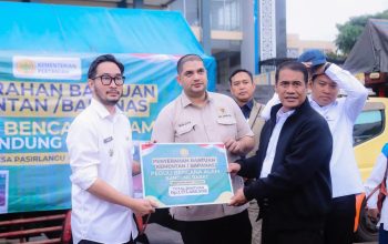 Menteri Pertanian Andi Amran Sulaiman meninjau lokasi bencana longsor di Desa Pasirlangu, Kecamatan Cisarua, Kabupaten Bandung Barat.