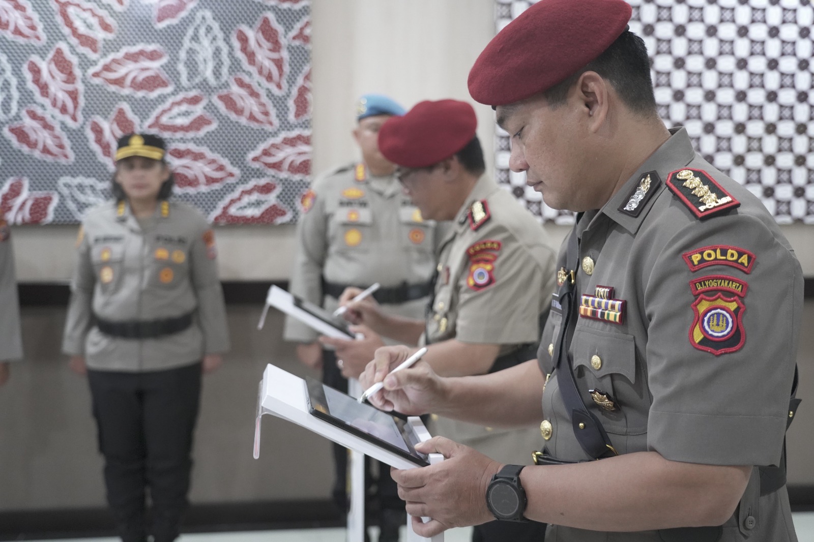 Kombes Pol Kayuswan Tri Panungko resmi menjabat Dirreskrimsus Polda DIY usai serah terima jabatan di Mapolda DIY