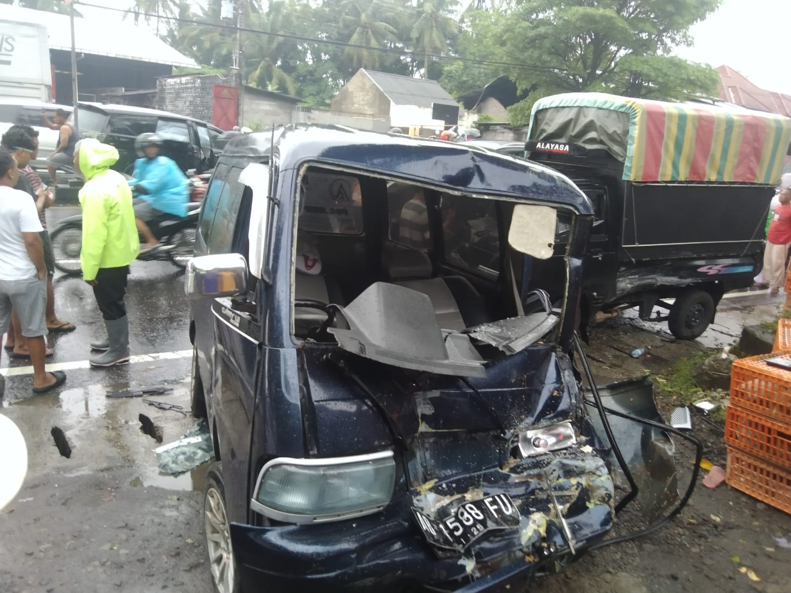 Petugas Satlantas menangani kecelakaan beruntun enam kendaraan di Jalan Magelang Tempel Sleman
