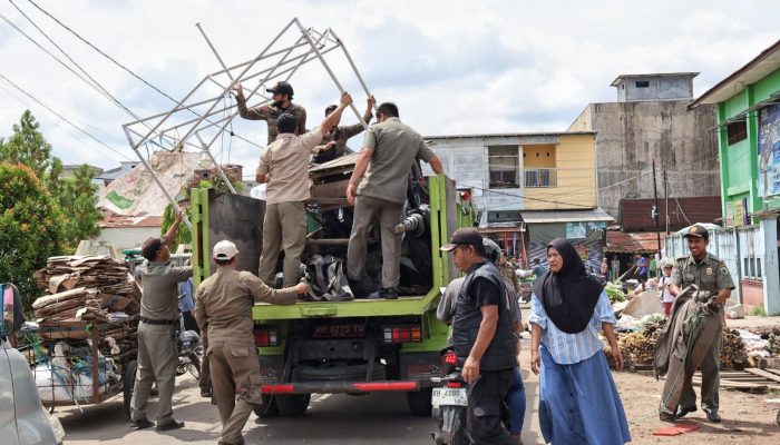 Satpol PP Tertibkan PKL Bandel di Pasar Besar Palangka Raya