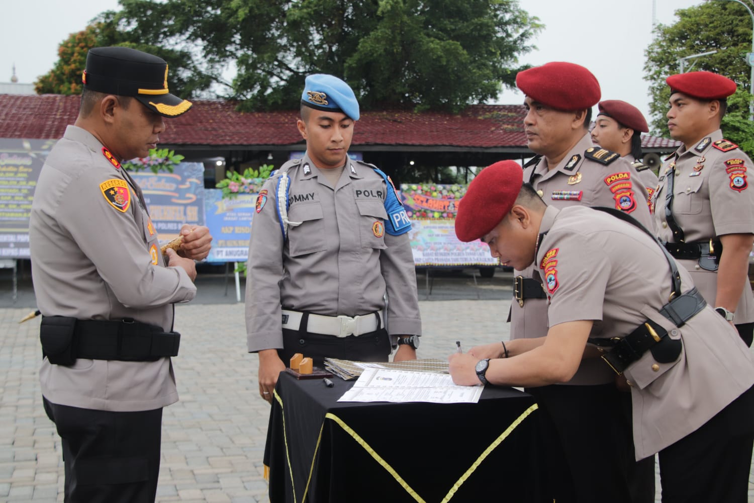 Kapolres Banjar memimpin upacara serah terima jabatan pejabat utama dan kapolsek di Mapolres Banjar
