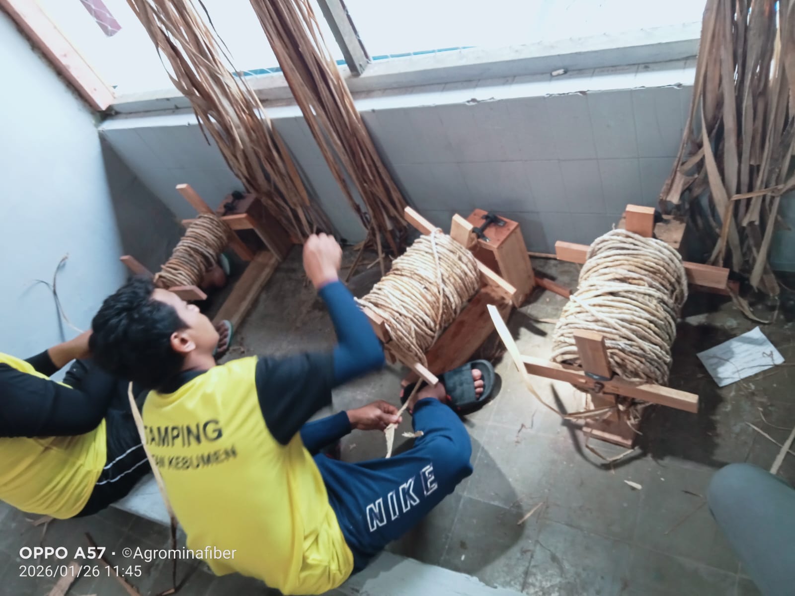 Warga binaan Rutan Kebumen mengolah pelepah pisang menjadi serat alami melalui program UMKM binaan Pertamina.