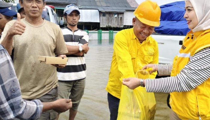 Golkar Salurkan Bantuan ke Warga Terdampak Banjir di Tanah Laut