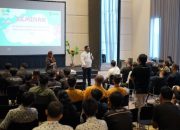 Karyawan ARTOTEL TS Suites Surabaya saat mengikuti acara I Am Artotel Day sebagai bentuk apresiasi dan kepedulian sosial.