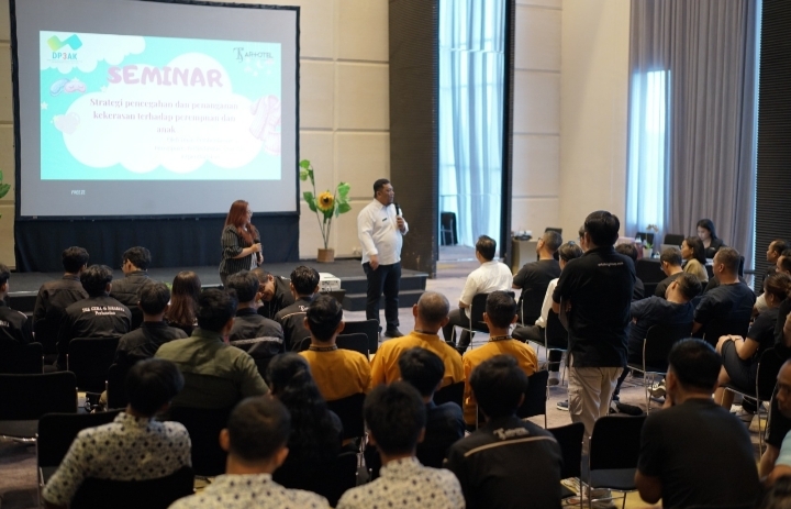 Karyawan ARTOTEL TS Suites Surabaya saat mengikuti acara I Am Artotel Day sebagai bentuk apresiasi dan kepedulian sosial.