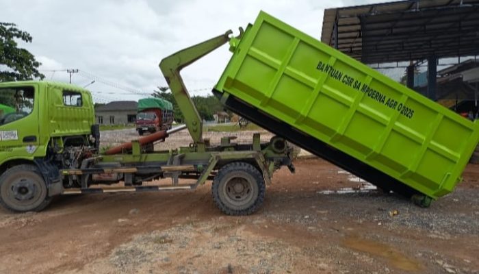 CSR PT Sungai Rangit Salurkan Bak Sampah untuk Dukung Kebersihan Kobar