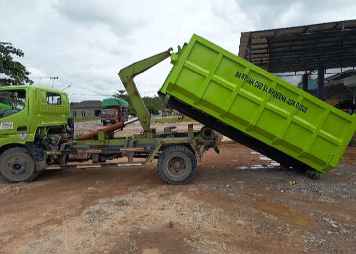 Bantuan bak sampah dari CSR PT Sungai Rangit untuk mendukung kebersihan lingkungan di Kabupaten Kotawaringin Barat.