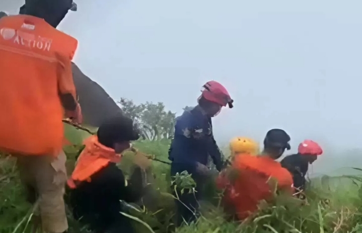 Evakuasi korban pesawat ATR 42-500 oleh tim SAR di Gunung Bulusaraung Pangkep Sulawesi Selatan