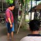 Polisi Banjarmasin Timur menunjukkan barang bukti senjata tajam dalam kasus penganiayaan yang melukai seorang juru parkir