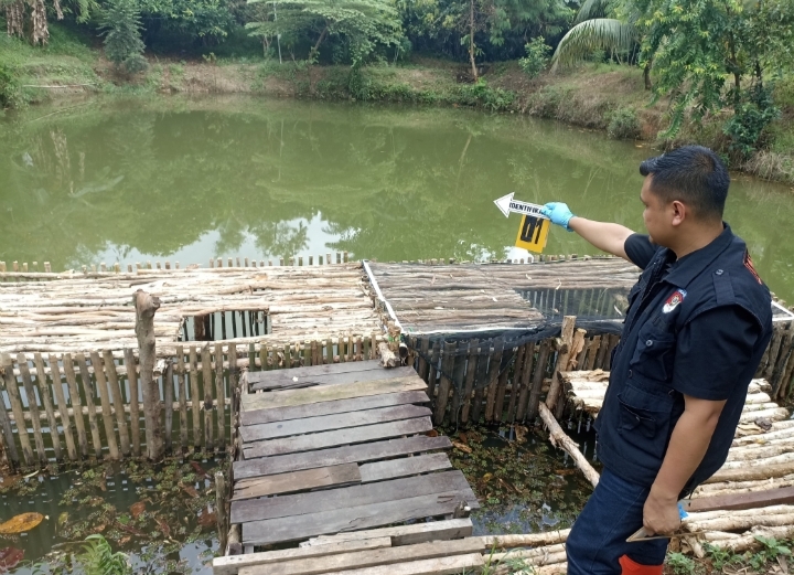 Petugas polisi melakukan olah TKP di kolam perumahan Citra Garden City Banjarbaru tempat anak 8 tahun ditemukan meninggal dunia