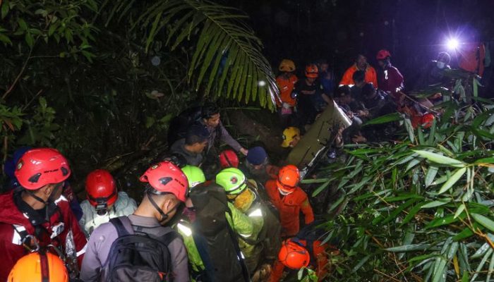 Hari Kelima Pencarian ATR 42-500, Tim SAR Bermalam di Lereng Curam Bulusaraung