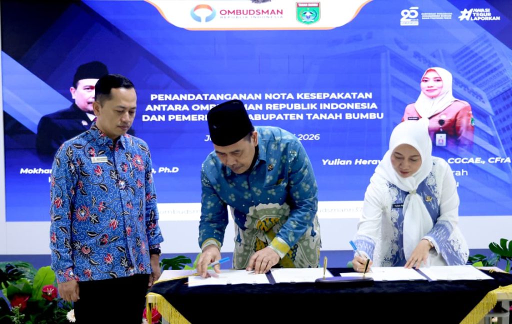 Pemkab Tanah Bumbu menandatangani MoU dengan Ombudsman RI terkait pengawasan pelayanan publik