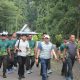 Bupati Tanah Bumbu mengikuti jalan sehat bersama prajurit Yonif TP 828 di Batulicin