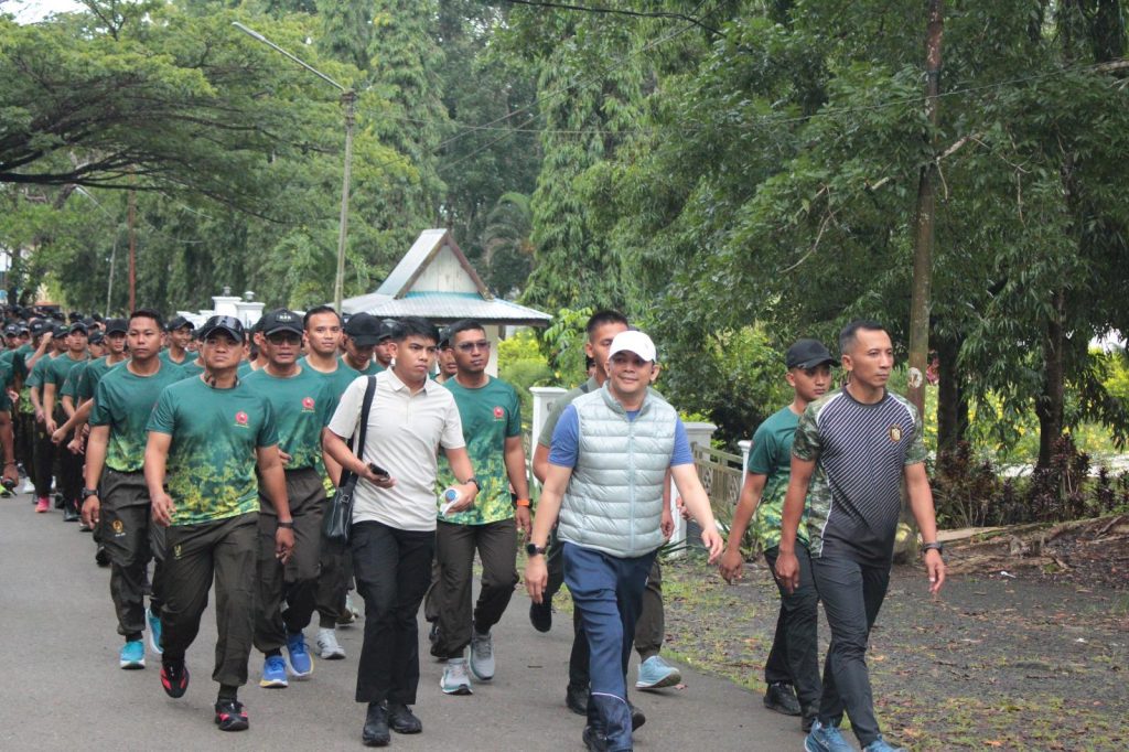 Bupati Tanah Bumbu mengikuti jalan sehat bersama prajurit Yonif TP 828 di Batulicin