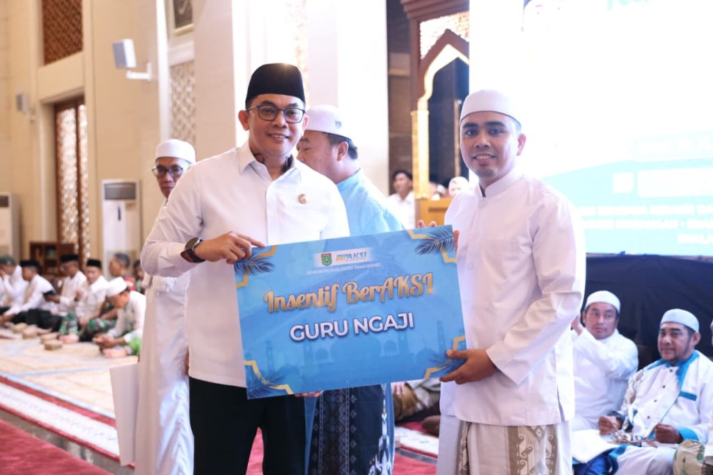 Penyerahan insentif guru ngaji dan majelis taklim di Masjid Agung Al-Falah Tanah Bumbu menjelang tahun 2026