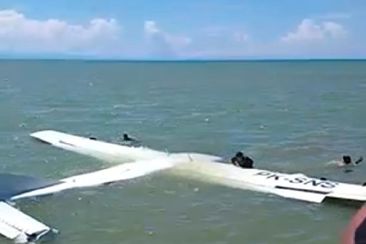 Pesawat Smart Air PK-SNS mengapung di laut dekat Bandara Douw Nabire usai mengalami kecelakaan penerbangan