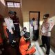 Pawas Polres Majalengka mengecek kondisi ruang tahanan untuk memastikan keamanan dan kesehatan tahanan