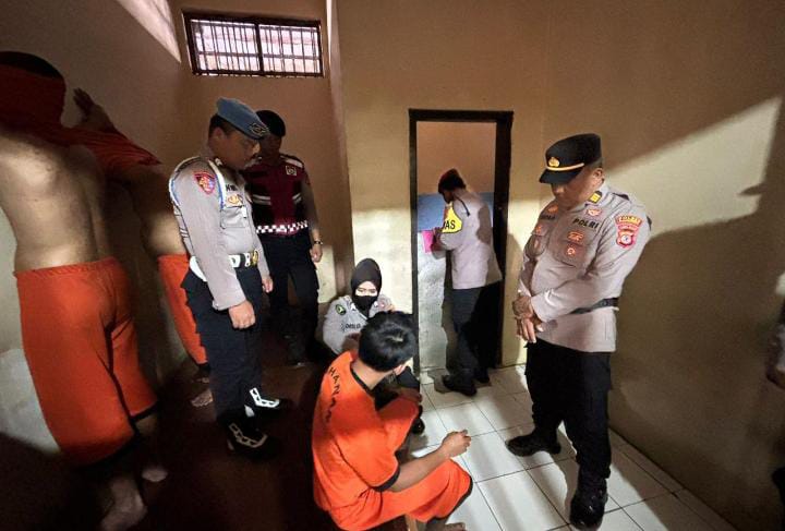 Pawas Polres Majalengka mengecek kondisi ruang tahanan untuk memastikan keamanan dan kesehatan tahanan