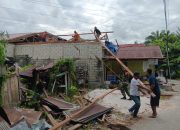 Babinsa dan Warga Gotong Royong Perbaiki Rumah Warga di Palangka Raya