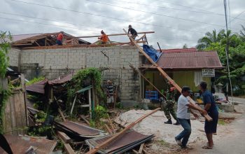 Babinsa dan warga gotong royong memperbaiki rumah warga di Palangka Raya