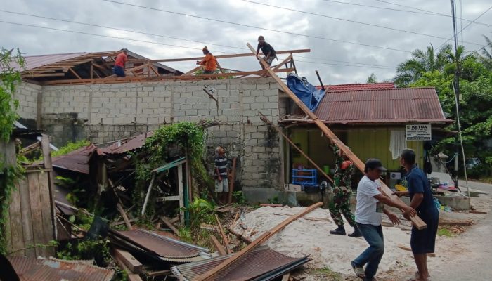 Babinsa dan Warga Gotong Royong Perbaiki Rumah Warga di Palangka Raya