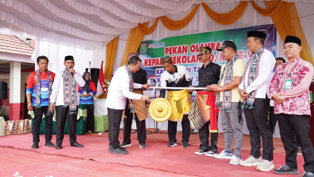 Pembukaan PORKEPSEK ke-8 Kabupaten Tanah Bumbu 2026 ditandai pemukulan gong oleh Asisten Pemerintahan dan Kesra di SDN 1 Kampung Baru Simpang Empat.