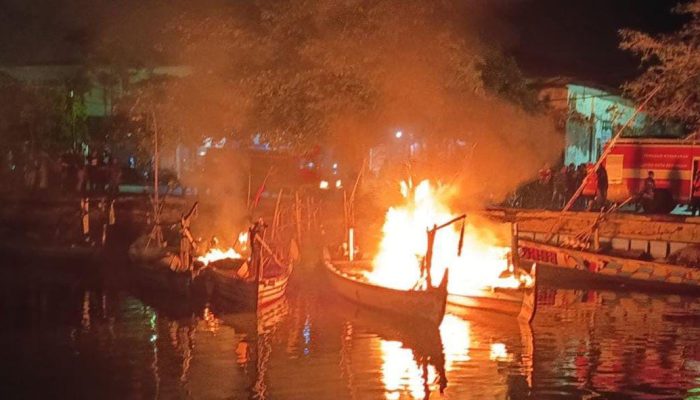 Konflik Nelayan Memanas, Belasan Perahu Dibakar di Pelabuhan Pasuruan
