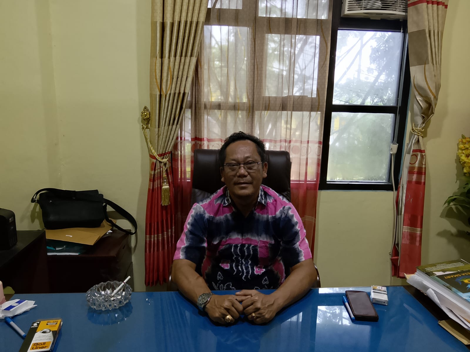 Kepala DPMD Kabupaten Kotabaru Basuki menyampaikan penjelasan mengenai pencairan dana desa 2025 dan rencana perbaikan administrasi desa dari ruang kerja.