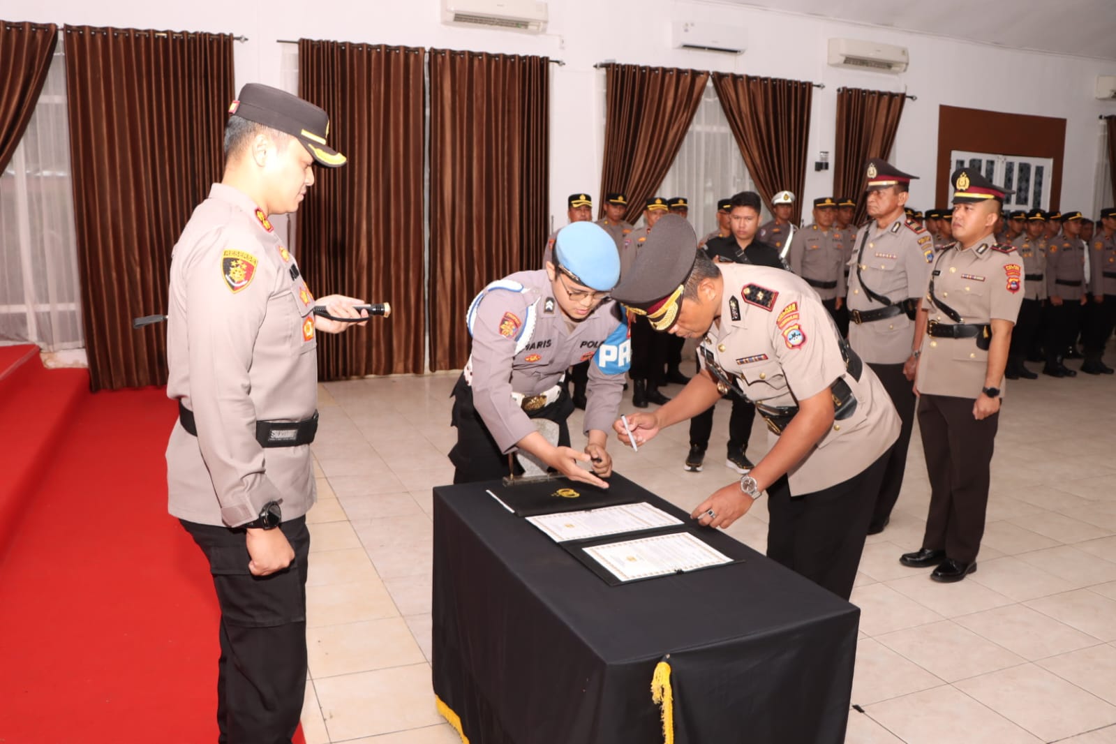 Upacara sertijab Wakapolres dan Kapolsek Anjir Pasar yang dipimpin Kapolres Barito Kuala di Mapolres Batola