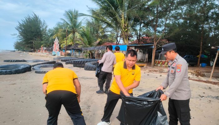 Polsek Satui Pimpin Aksi Polri Peduli Lingkungan di Pantai Batu Buaya