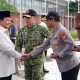 Presiden Prabowo Subianto disambut dan berjabat tangan dengan perwira TNI dan Polri saat kunjungan kerja ke Malang dalam rangka menghadiri Mujahadah Kubro 1 Abad NU.