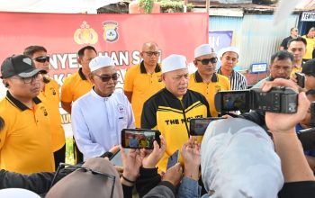 Kapolda Kalimantan Selatan menyerahkan bantuan sapi untuk Haul Guru Zuhdi di Kompleks Masjid Jami Banjarmasin