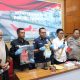 Petugas kepolisian dan tim forensik Polres Tabalong memperlihatkan barang bukti saat konferensi pers hasil otopsi korban kasus penganiayaan di Tabalong